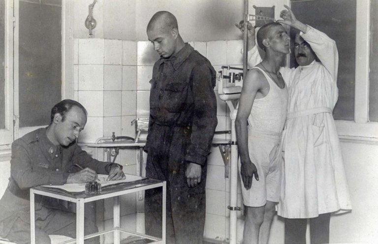 Revisión médica en el Servicio Militar de Ferrocarriles. Agrupación de Movilización y Prácticas de Ferrocarriles. AHF-MFM. Signatura FA_0078_005