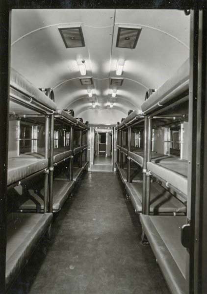 Vista interior de un coche sanitario u hospital del Servicio Médico del Ejército de Estados Unidos. 1953. AHF-MFM. Signatura FA_0026-031