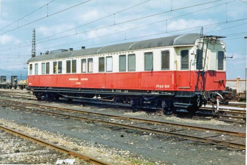 Coche Sanitario PPAS-315. Foto de Javier Aranguren Castro. Ca. 1980. AHF-MFM Signatura FA_0117_089